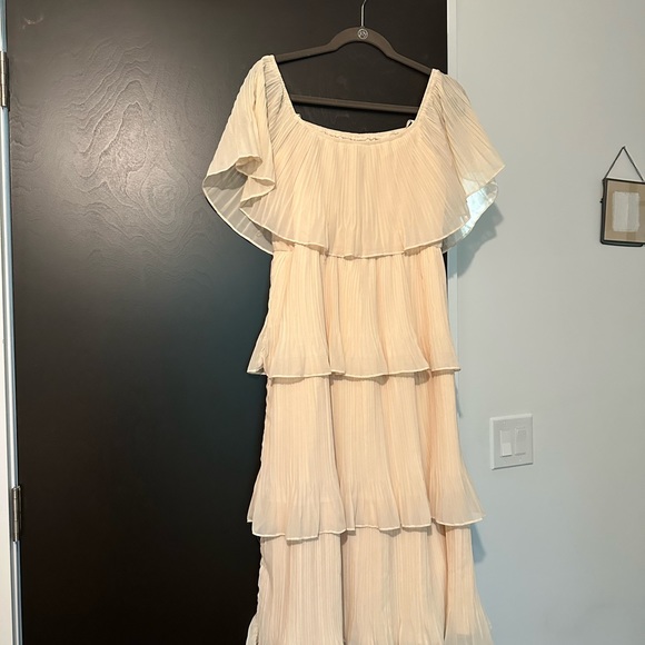 BNWOT RED DRESS Ivory Off-The Shoulder Tiered Ruffle Dress Sz.M - Picture 3 of 6